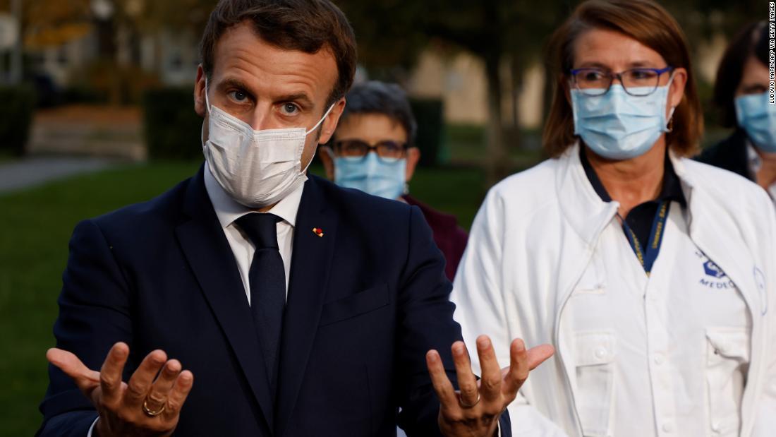 記者会見に出たマクロン仏大統領=23日/Ludovic Marin/AFP via Getty Images