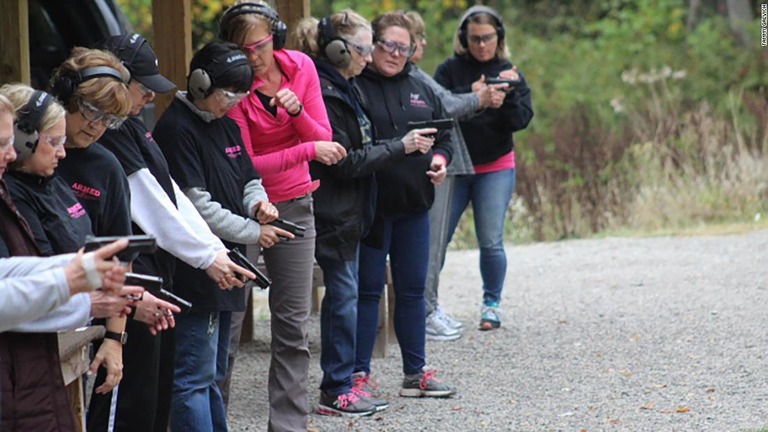 インストラクターが女性の銃器保有者に訓練を実施＝１０月４日/Tammy Galvich 