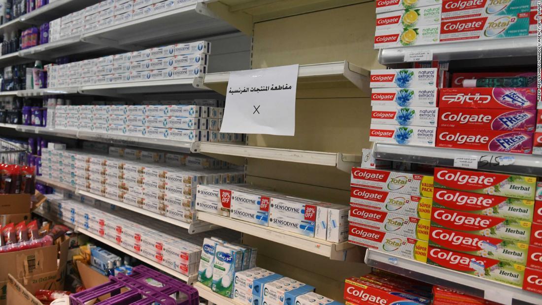 フランス製品の不買運動を受けて一部が空になった棚=24日、クウェート/Jaber Abdulkhaleg/Anadolu Agency/Getty Images