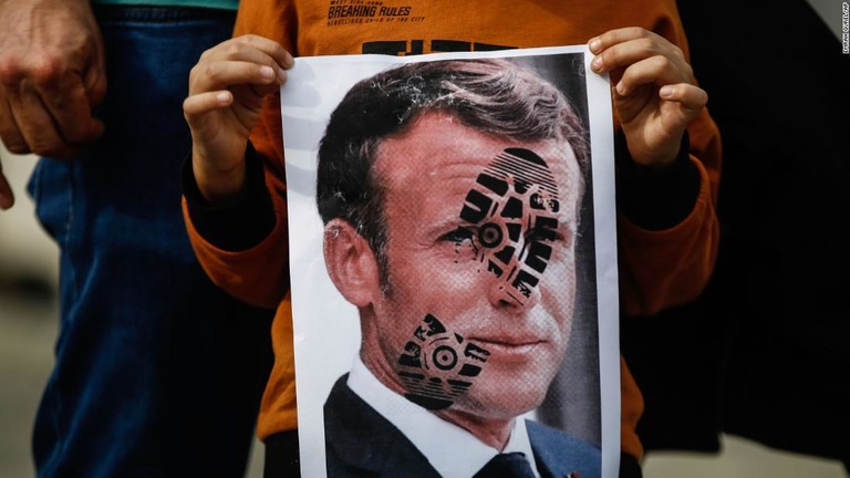 靴の跡をつけられたマクロン仏大統領の顔写真＝２５日、トルコ・イスタンブール/Emrah Gurel/AP