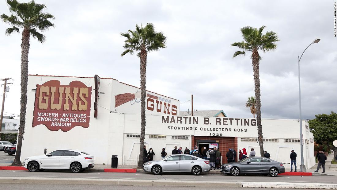 初めての銃購入者が急増、新型コロナのロックダウン以降 米 ロサンゼルスの銃器店に並ぶ人の列=2020年3月16日/David Buchan/Shutterstock