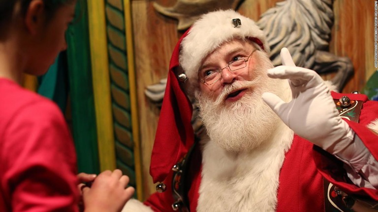 今年はメーシーズにサンタが来ないことがわかった/John Minchillo/AP Images/AP Images for Macy's