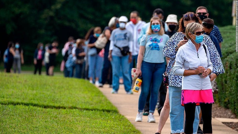 期日前投票の列に並ぶ人々＝９月１８日、バージニア州フェアファックス/Tasos Katopodis/Getty Images North America/Getty Images