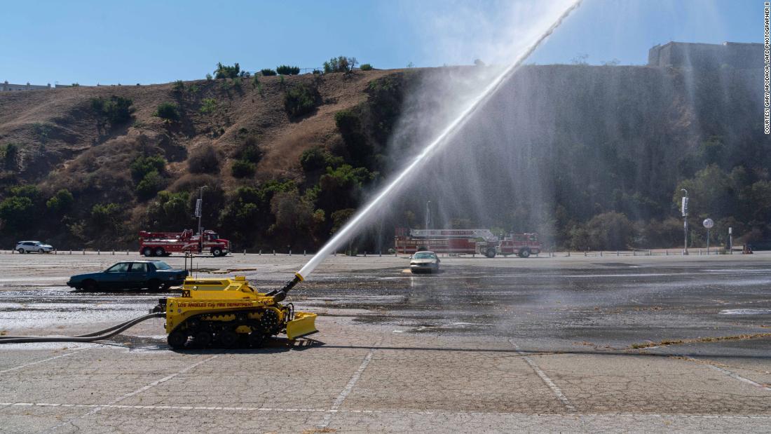 放水する「Ｔｈｅｒｍｉｔｅ　ＲＳ３」/Courtesy Gary Apodaca, LAFD Photographer II