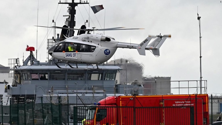 救助船近くに着陸するフランスの救助ヘリコプター＝２７日、フランス北部ダンケルク/AP