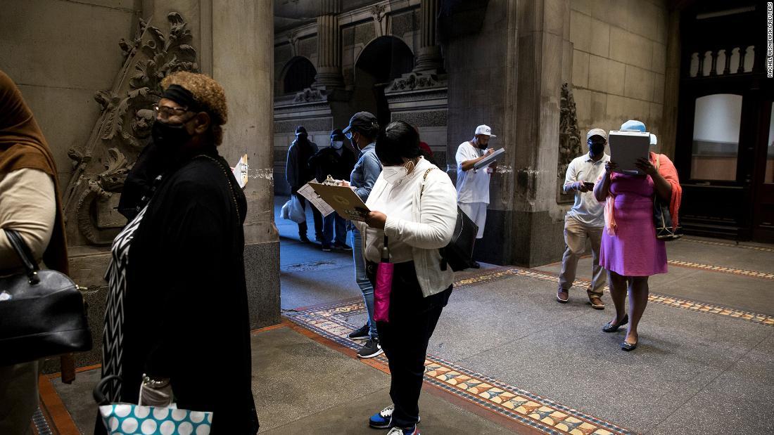 フィラデルフィアの市役所でも投票の列/Rachel Wisniewski/Reuters