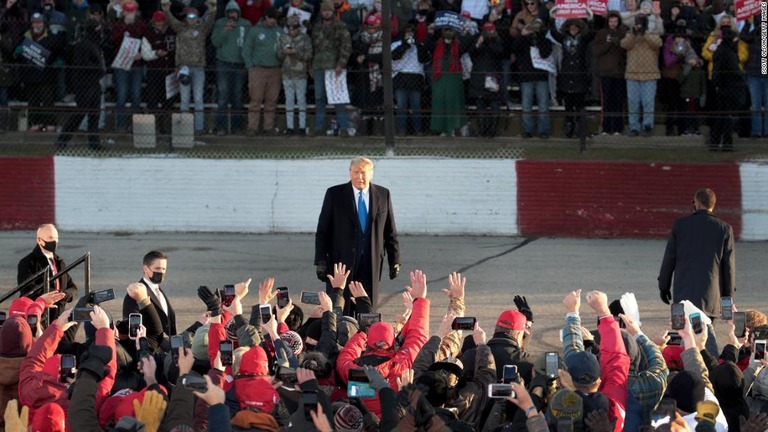 選挙集会のために米ウィスコンシン州に到着したトランプ氏＝２７日/Scott Olson/Getty Images