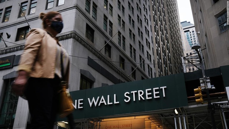 マンハッタンのウォール街を歩く人＝９月２日、米ニューヨーク市/Spencer Platt/Getty Images 