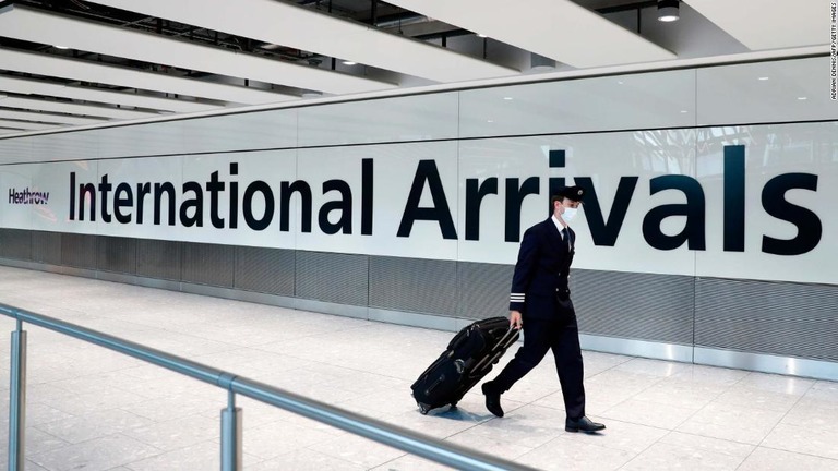 英ロンドンのヒースロー空港が空港利用者の数で首位の座を明け渡した/Adrian Dennis/AFP/Getty Images
