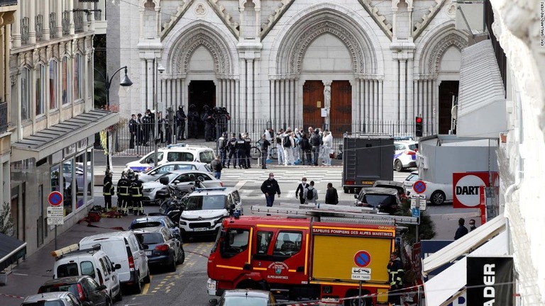 仏南部ニースでテロとみられる襲撃事件が発生し、３人が死亡した/Eric Gaillard/Reuters