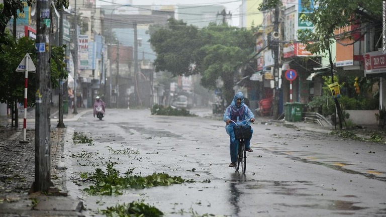 台風１８号（モラヴェ）がベトナムに上陸＝２８日、ベトナム中部クアンガイ/MANAN VATSYAYANA/AFP/Getty Images