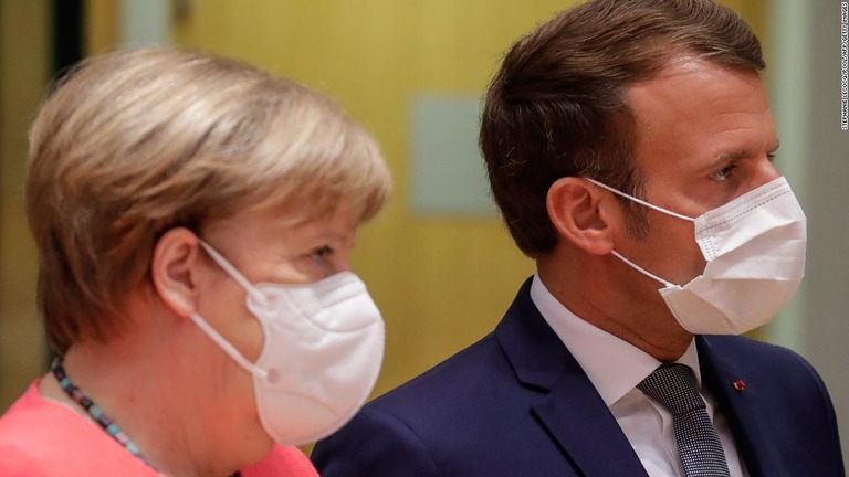 メルケル独首相（左）とマクロン仏大統領（右）＝７月１７日、ベルギー・ブリュッセル/Stephanie Lecocq/Pool/AFP/Getty Images