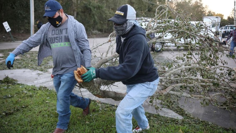 なぎ倒された木を運ぶ人々＝２９日、米ルイジアナ州セントバーナード/Sandy Huffaker/Getty Images