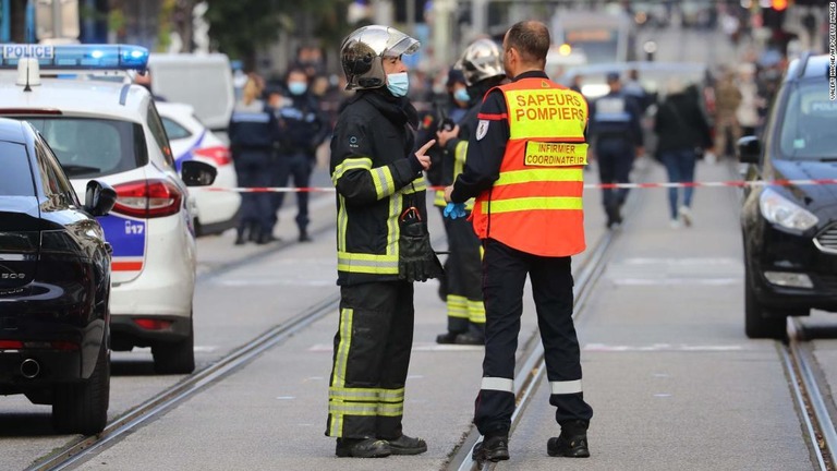 事件現場付近の通りを警備する警察官ら＝２９日、仏ニース/Valery Hache/AFP/Getty Images