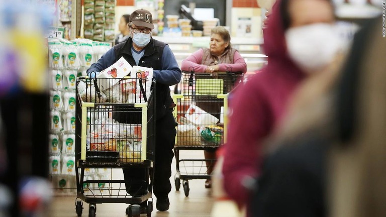 米ボストンで行われた調査で食料品店の従業員の約２割が新型コロナの陽性反応があった/Mario Tama/Getty Images