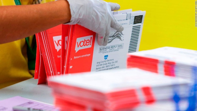 米ペンシルベニア州で有権者に届くはずの投票用紙が一部行方不明となっている/JASON REDMOND/AFP via Getty Images