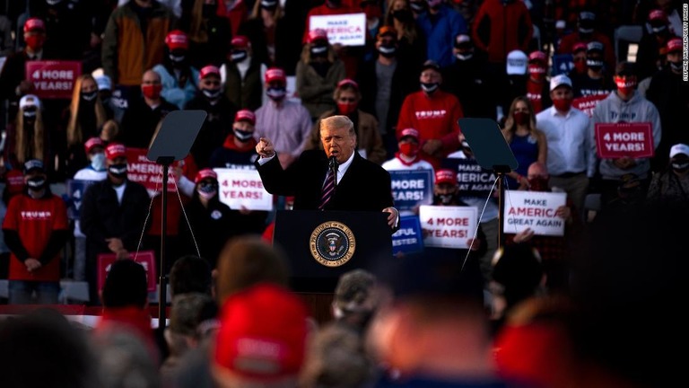 トランプ氏の選挙集会開催地で、感染者が増加傾向にあることがＣＮＮの調べで分かった/Stephen Maturen/Getty Images 