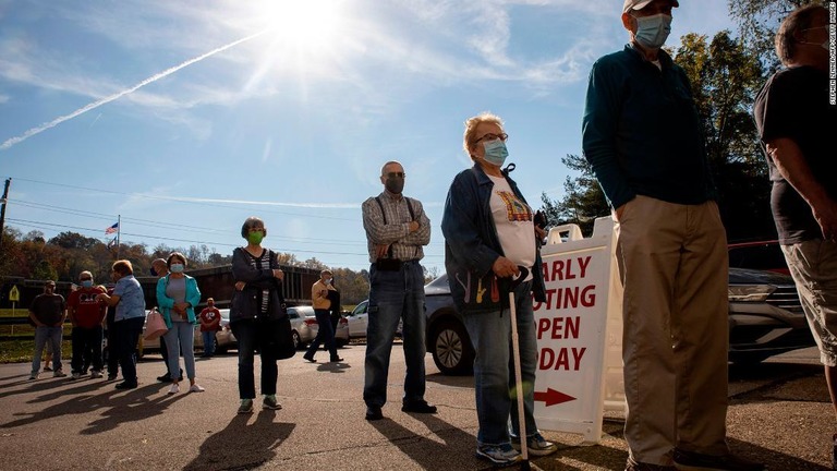 期日前投票の列に並ぶ有権者＝１０月２１日、ウェストバージニア州/Stephen Zenner/AFP/Getty Images