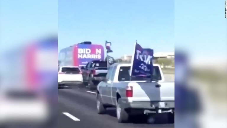 バイデン陣営のバスがトランプ氏支持の旗を掲げた車両に囲まれる様子/Twitter/@ericcervini