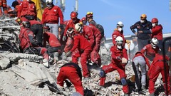 トルコ沖地震　死者６４人に、生存者の捜索活動続く