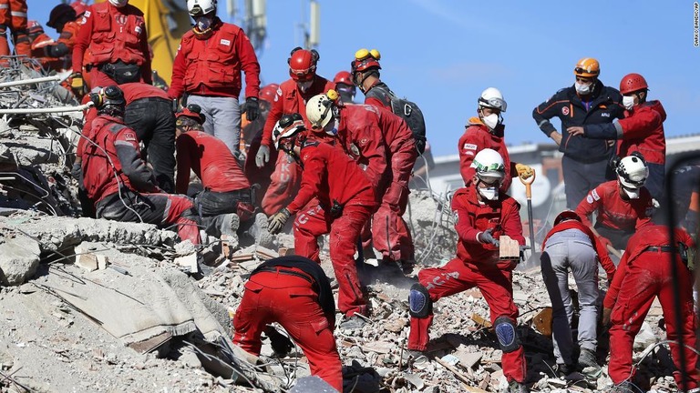 救助隊のメンバーが倒壊したビルのがれきをかきわけて生存者を捜索する様子＝１日、トルコ西部イズミル/Darko Bandic/AP