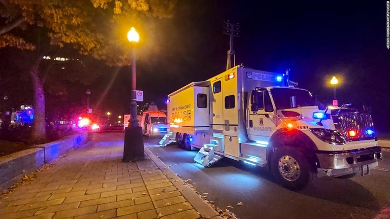 事件後に地元議会の近くに駐車する警察車両＝ケベック市/Jordan Proust/AFP/Getty Images