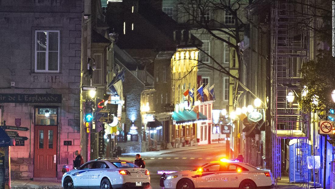 「シャトー・フロンテナック」付近の通りを封鎖する警察車両＝１１月１日、ケベック市/Jacques Boissinot/The Canadian Press via AP