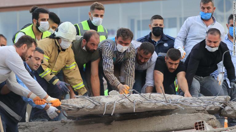 がれきを取り除く人々＝イズミル/Lokman Ilhan/Anadolu Agency/Getty Images