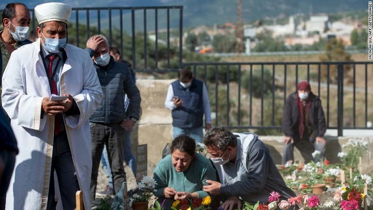 イスラム教の聖職者が地震で亡くなった夫婦の葬儀で祈りをささげる/Yasin Akgul/AFP/Getty Images