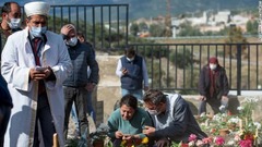 イスラム教の聖職者が地震で亡くなった夫婦の葬儀で祈りをささげる