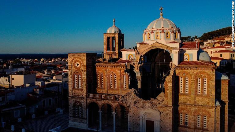 ギリシャ・サモス島のカルロバシのギリシャ正教会の建物が崩壊＝３１日/Will Vassilopoulos/AFP/Getty Images