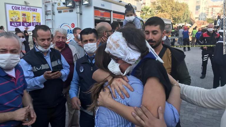 がれきから救出された負傷女性が親族と抱き合う/Tezcan Ekizler/Anadolu Agency/Getty Images