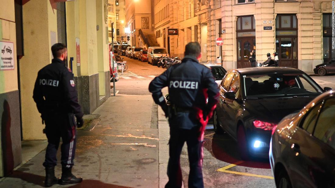 ウィーン中心部のシナゴーグ付近の銃撃事件に出動する警察/CHRISTIAN BRUNA/EPA-EFE/Shutterstock