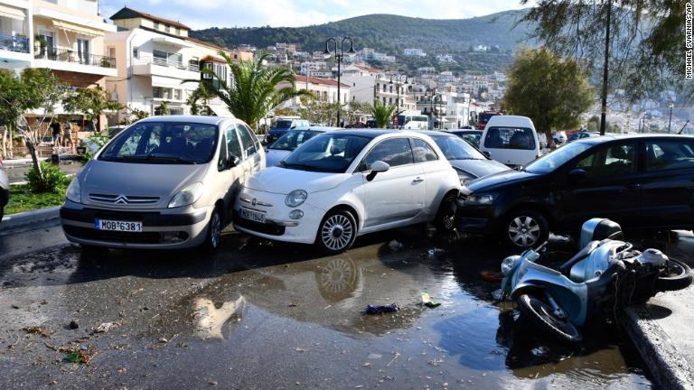 サモス島では地震後に車が押し寄せられた/Michael Svarnias/AP