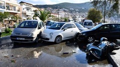 サモス島では地震後に車が押し寄せられた