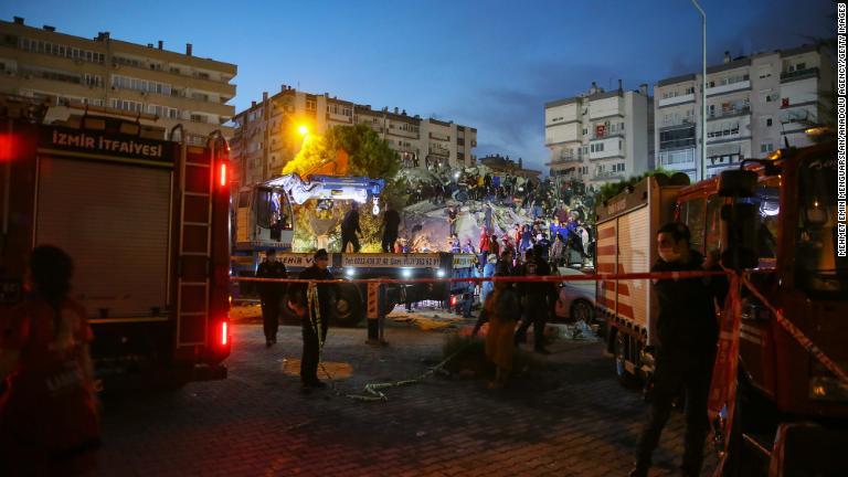 イズミルで倒壊した建物で救出作業が続く/Mehmet Emin Menguarslan/Anadolu Agency/Getty Images