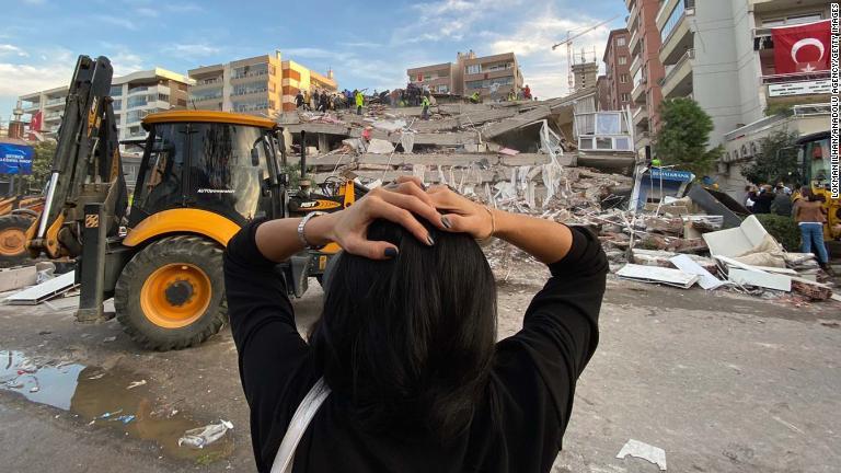 救助作業が続くビルの前で頭を抱える女性＝イズミル/Lokman Ilhan/Anadolu Agency/Getty Images