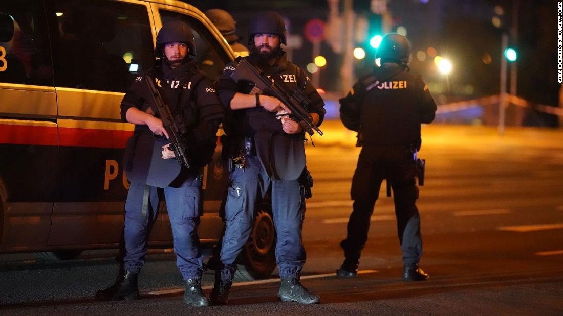 警察車両と武装した警官＝オーストリア・ウィーン/Georg Hochmuth/APA/AFP/Getty Images