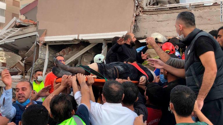 負傷した人が倒壊した建物から救出された＝イズミル/Ismail Gokmen/AP