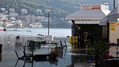 海水がサモス島のバティ港の一角を覆う