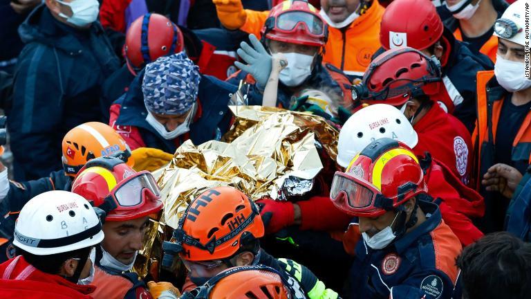３歳のエリフ・ペリンチェックさんががれきの中から救出された＝２日/Istanbul Fire Authority/AP