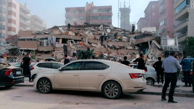 倒壊した建物でボランティアが活動＝イズミル/DHA/AP