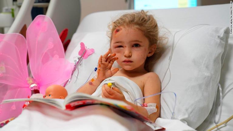 病院のベッドでエリフさんが手を振る/Turkish Health Ministry/AP