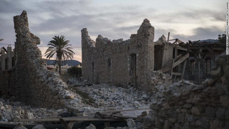ギリシャのサモス島でも建物が倒壊/Ayhan Mehmet/Anadolu Agency/Getty Images