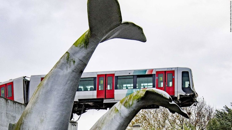 「クジラの尾」の彫刻に電車が乗り落下を回避/Robin Utrecht/EPA-EFE/Shutterstock