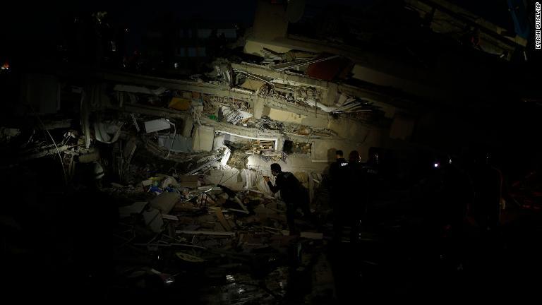 倒壊した建物のがれきから生存者を探す＝イズミル/Emrah Gurel/AP