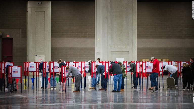 ケンタッキー州ルイビルの投票所。選挙結果が出るまでもう少し時間がかかりそうだ/Jon Cherry/Getty Images 