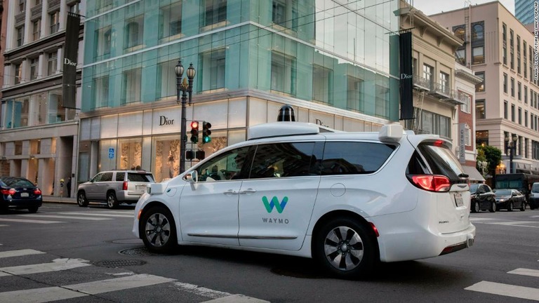 サンフランシスコを走行するウェイモの自動運転車（２０１８年）/Frank Duenzl/picture-alliance/dpa/AP