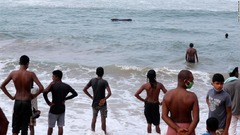 座礁クジラ１００頭を救助、海へ帰す　スリランカ
