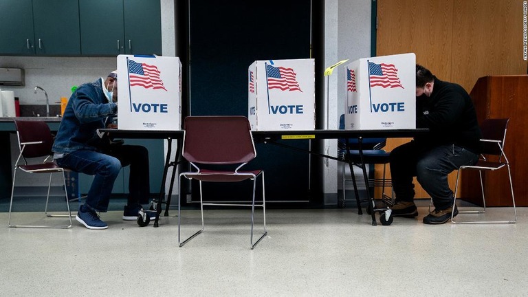 投票所で期日前投票を行う人々＝１０月３１日、米バージニア州/Stefani Reynolds/Getty Images